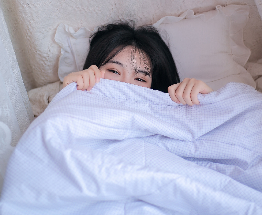 大一开学被子自己带还是在学校买,大学新生被子自己带还是在学校买