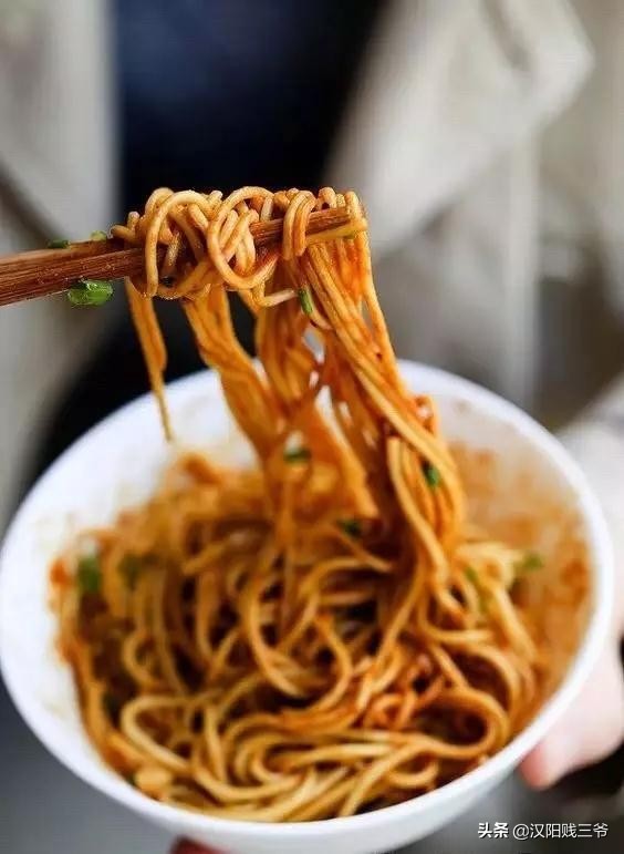 武汉人的过早莫过于一碗热干面,一碗热干面是武汉人最顽强的味道