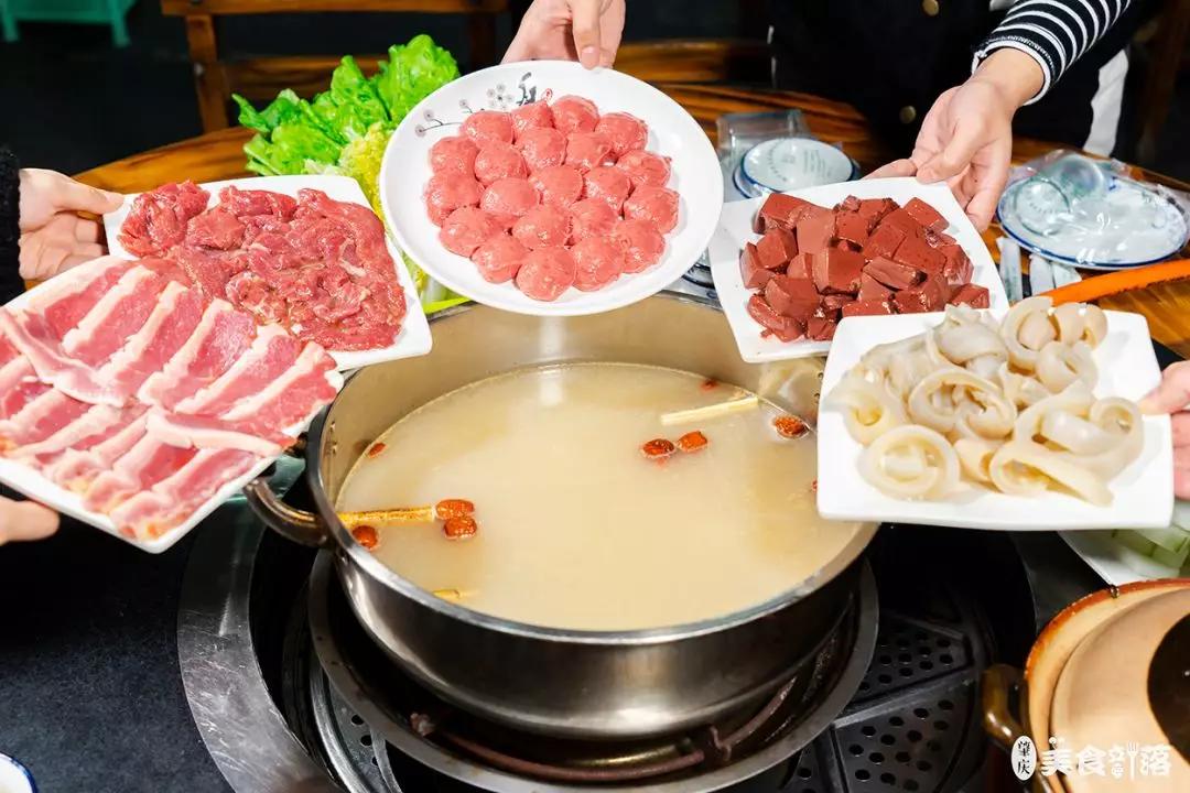 终于吃到啦！靠着明档新鲜现切的驴肉火足多年，人均30+大胆吃