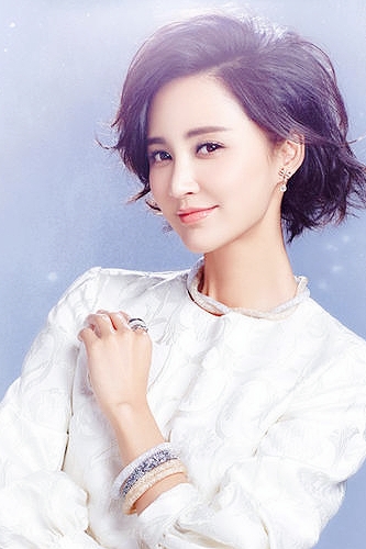 2021最洋气锁骨烫齐肩发适合小脸,奔四的女人短发型