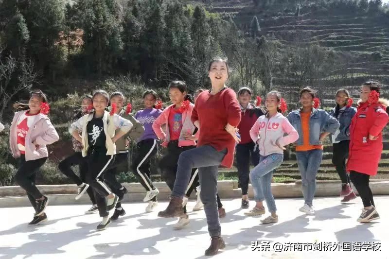 卖猪肉小女孩跳芭蕾舞,9岁女孩一边卖猪肉一边跳芭蕾