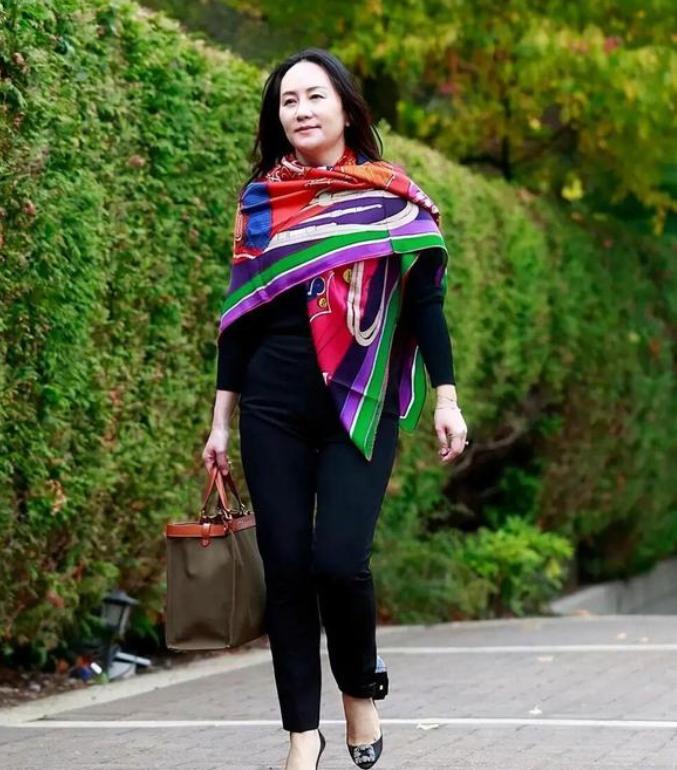 孟晚舟丝巾搭配图片,孟晚舟巾帼不让须眉的气质