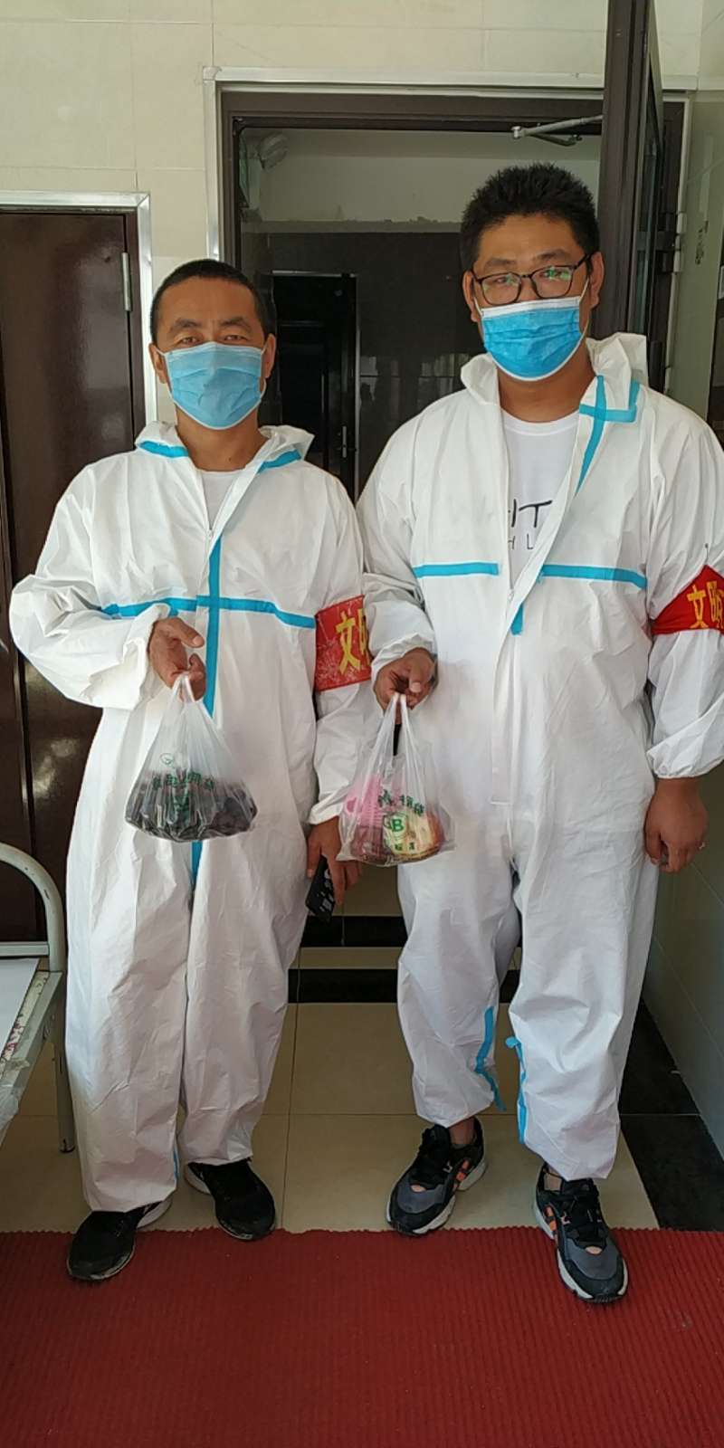 乌鲁木齐“仓盛社区送”爱心水果，情系抗疫一线社区志愿者