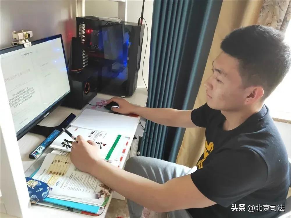 锦旗背后是社区矫正工作者的默默付出