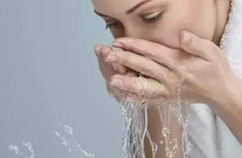 皮肤粗糙毛孔粗大暗黄怎么解决,皮肤干燥毛孔粗大如何改善