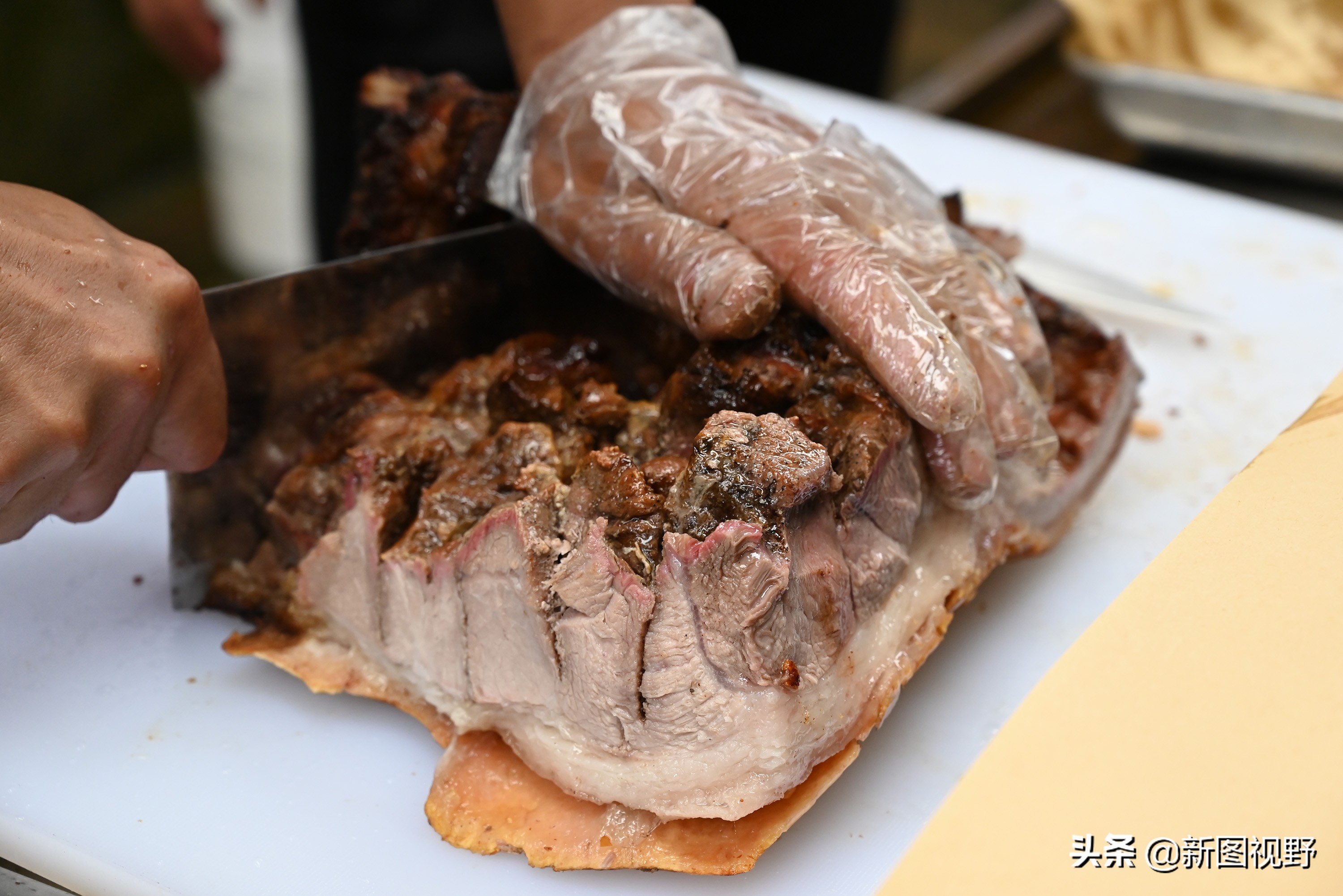 猪价下跌,夫妻“烤全猪”停烤2年后开烤,200斤烤肉出炉就卖光