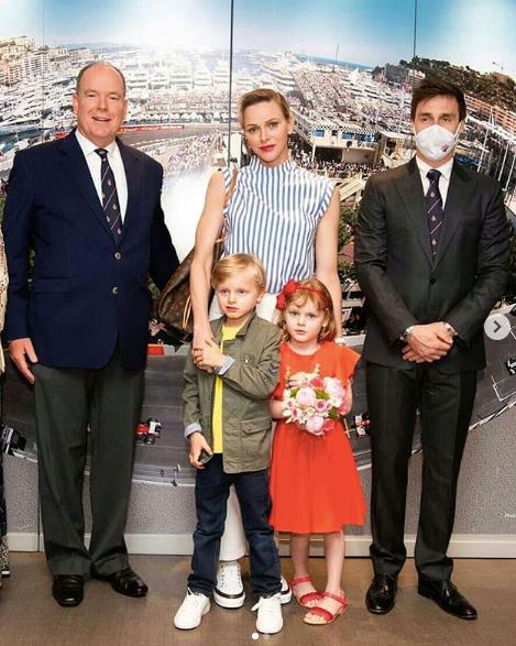 夏琳王妃与家人团聚，黑色风衣内搭毛衫很优雅，高冷气质也变温柔