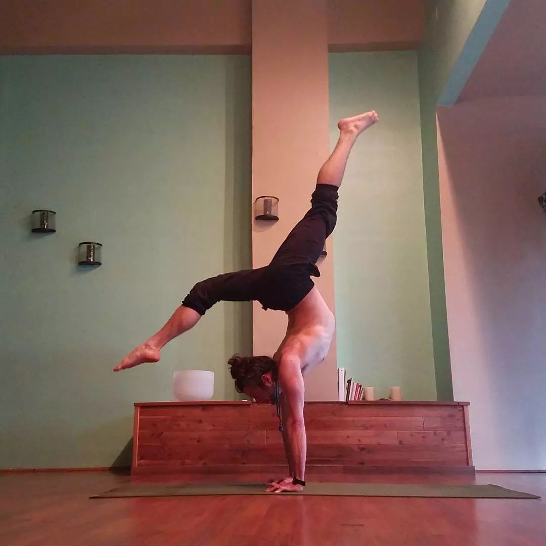 把厚外套穿了个遍,还是冻手冻脚,还差这些体式让身体“热”起来