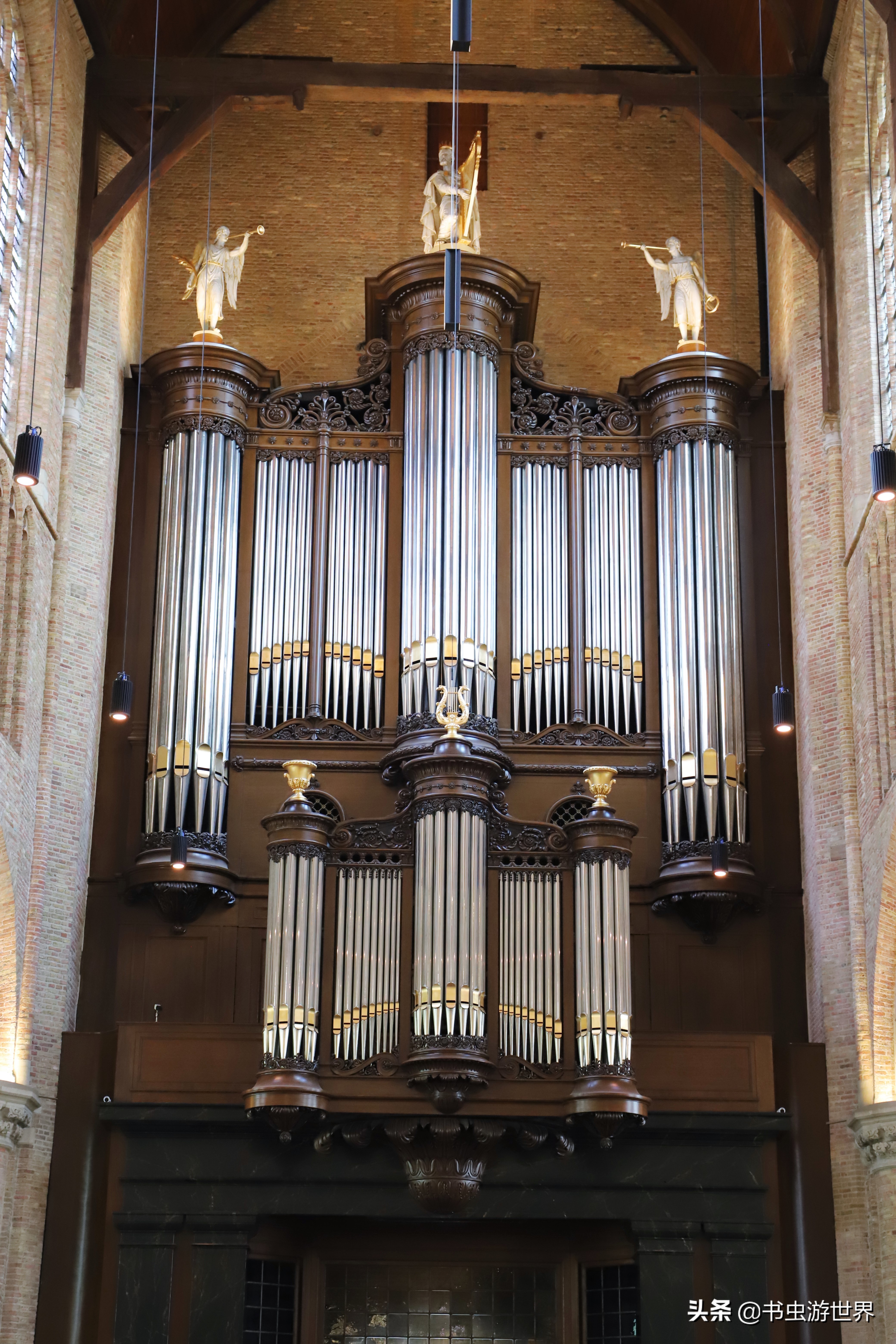 登上108米钟楼俯瞰13世纪古城，荷兰国父为何选择在这里安葬