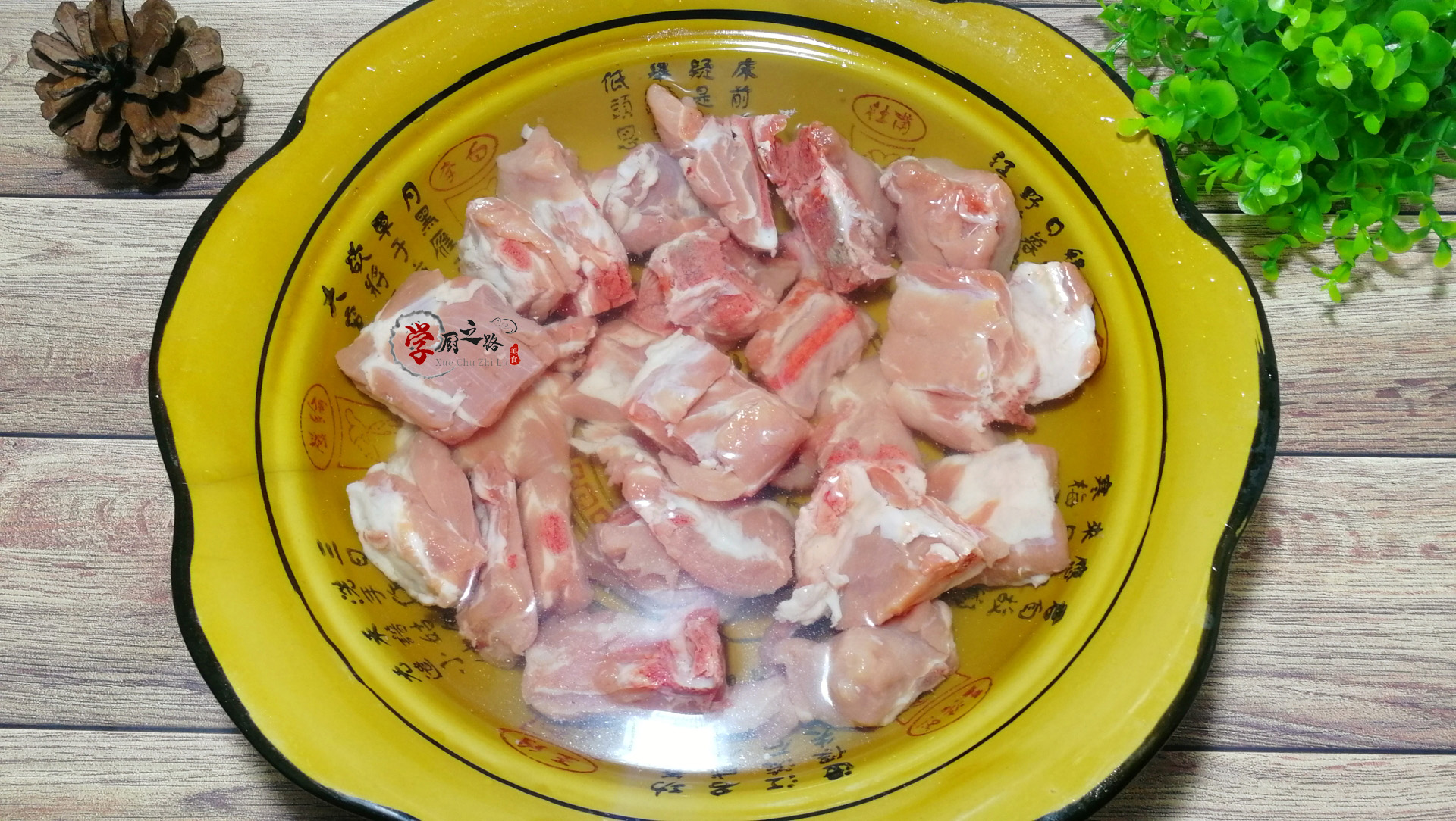 糖醋排骨干硬不脱骨？看大厨如何操作，干香肉嫩脱骨入味有诀窍