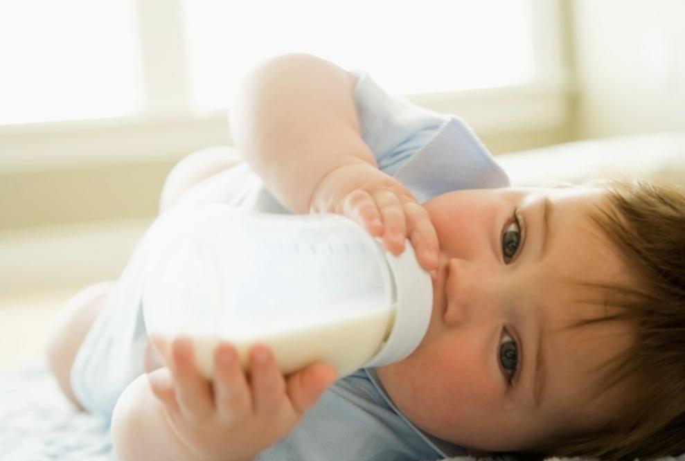 宝宝吃完母乳就睡，躺下不一会就醒？摸清孩子喂养规律家长更轻松