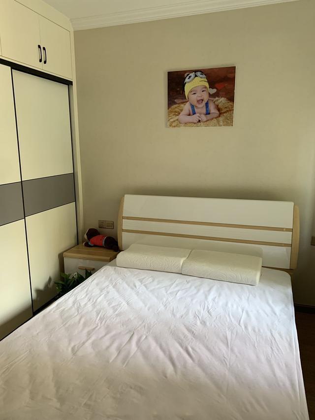 朋友来我家看看装修风格说说,精装房背景墙太丑了怎么办