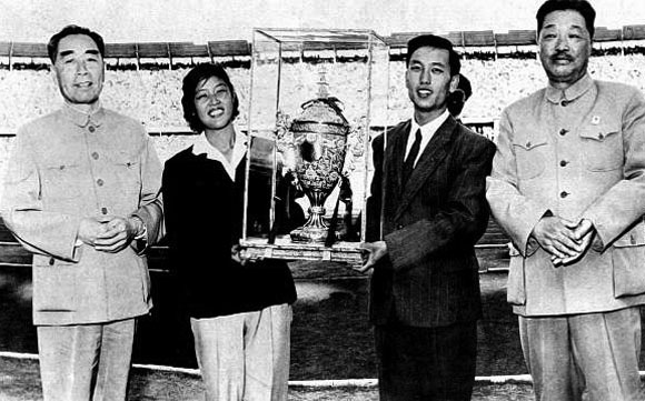 贺龙陪同周总理接见外宾，虽然身体有病，仍然替周总理喝酒