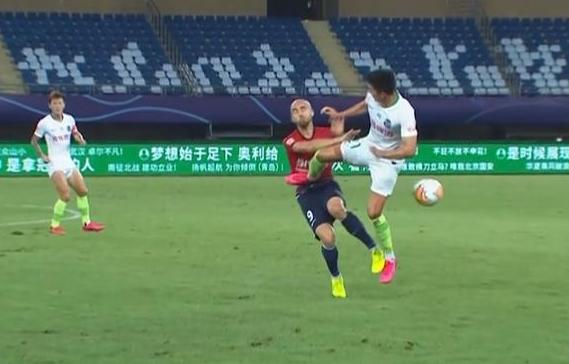 黄海王伟或将永久禁赛?上演断子绝孙脚染红离场,球迷:恶意违规