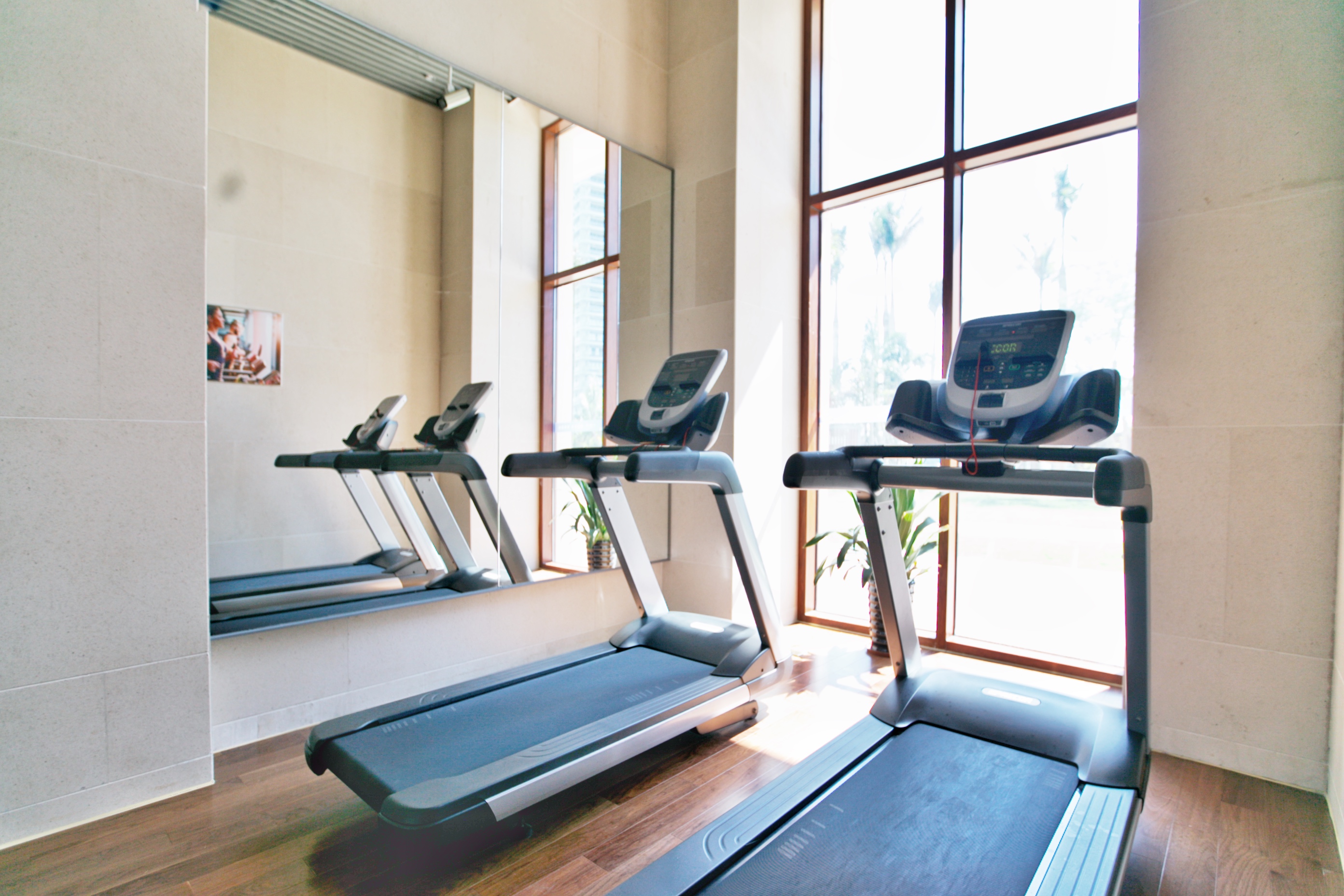 去三亚度假住哪个酒店比较好,三亚包吃住最好的酒店公寓