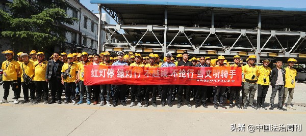 交警给快递小哥送餐,交警为外卖小哥送外卖