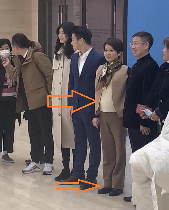 赌王四太跟孩子采访,澳门赌王四姨太梁安琪丝巾