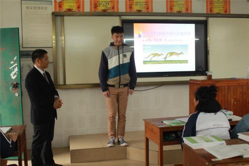 初中男生自以为超帅的行为,男生很low的表现