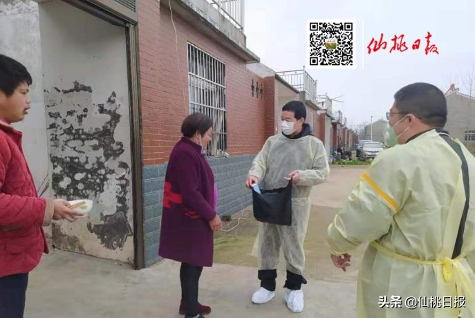 向仙桃这群人竖起大拇指,他们当起了“跑腿员”“联络员”“服务员”……