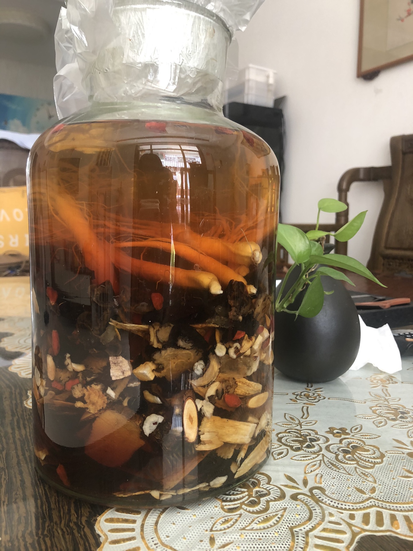 毒蛇在酒里一年后“复活”，村民开盖后被咬身亡！为何蛇没有死？