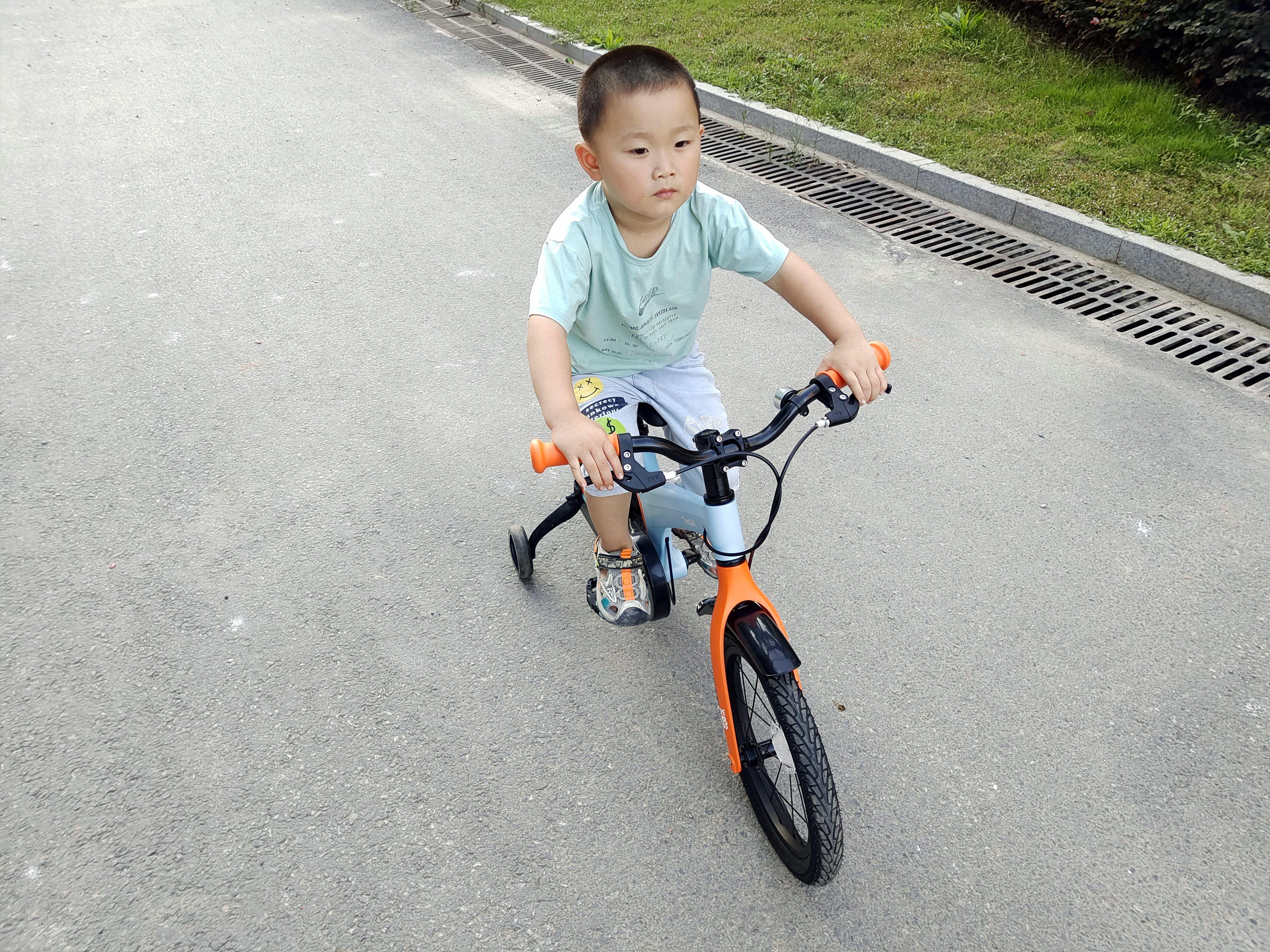 骑行不再成为负担,孩子使用更安全,柒小佰运动减震自行车体验