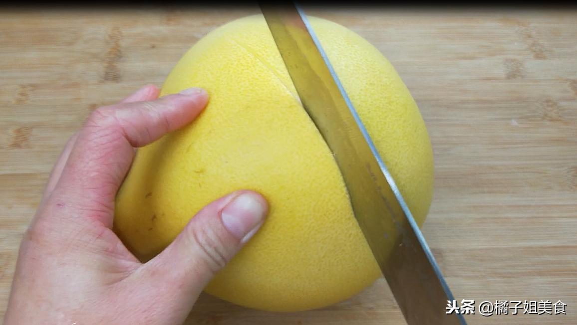 怎样剥柚子又好看又好吃,柚子待客怎么切