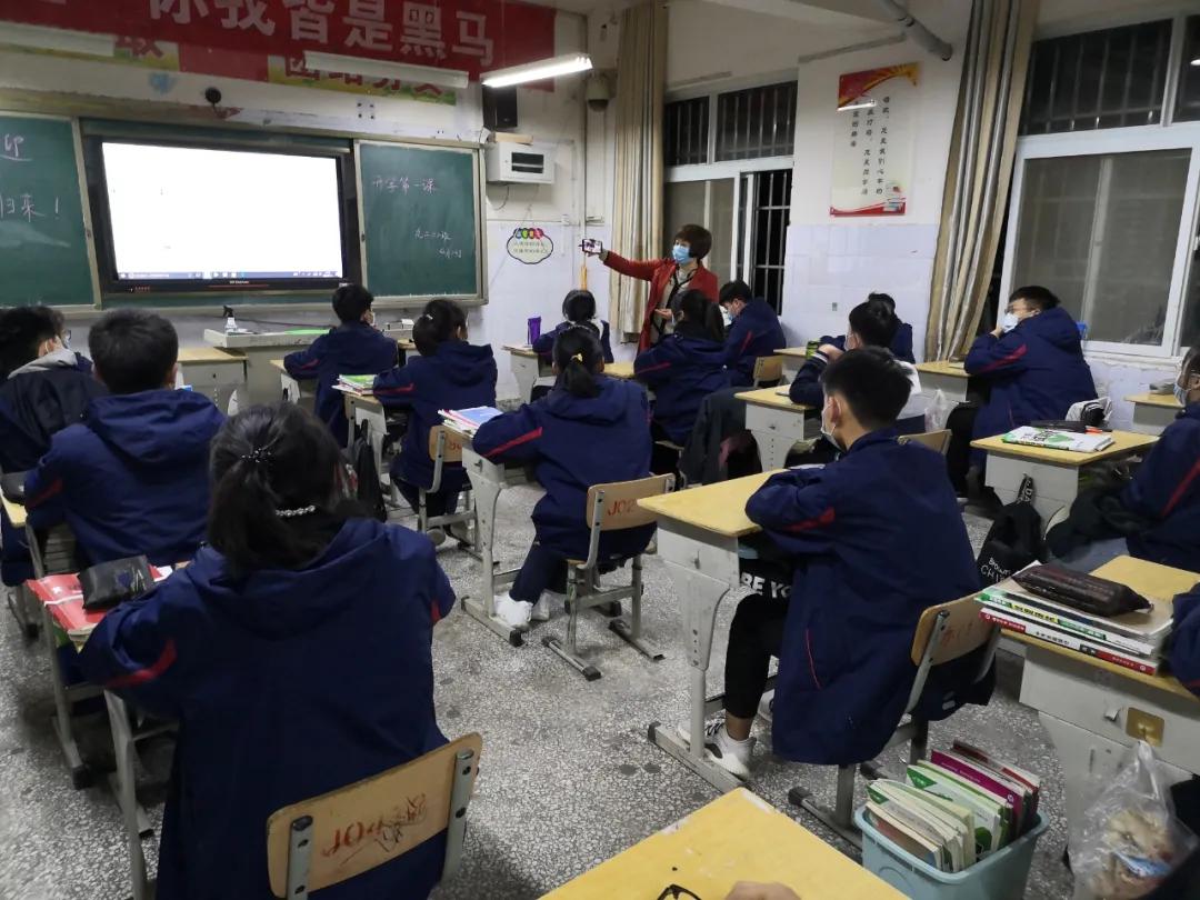 各学校开学第一天的报到情况,开学第一天的视频幼儿