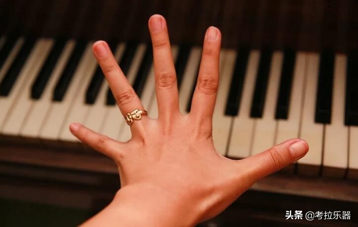 弹钢琴怎么让手跨度更大,弹钢琴如何扩指练习