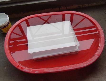 厨房墙面瓷砖脱落找不到合适瓷砖,还没入住瓷砖就脱落