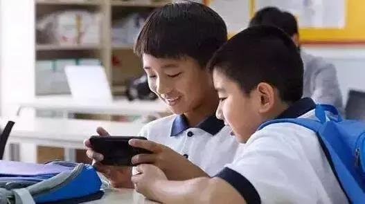 初中孩子沉迷手机家长怎么开导,初中生孩子沉迷手机该怎么办