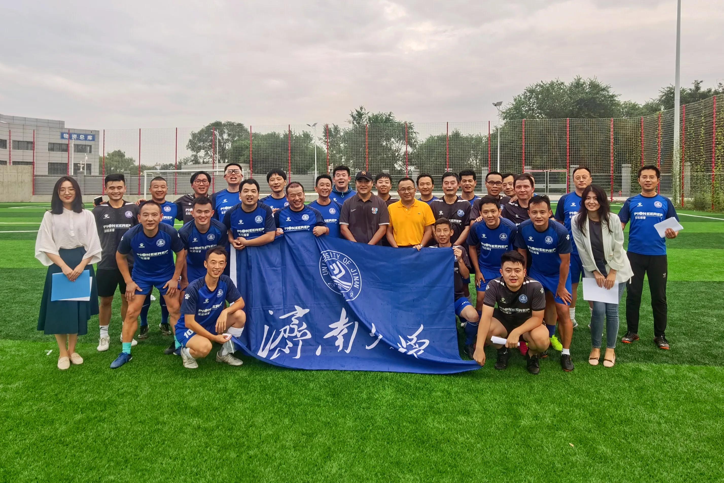 济南大学青岛校友足球队特聘乔伦指导为球队教练