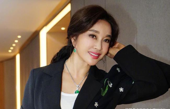 40岁的刘晓庆近况,刘晓庆现在的近照图文