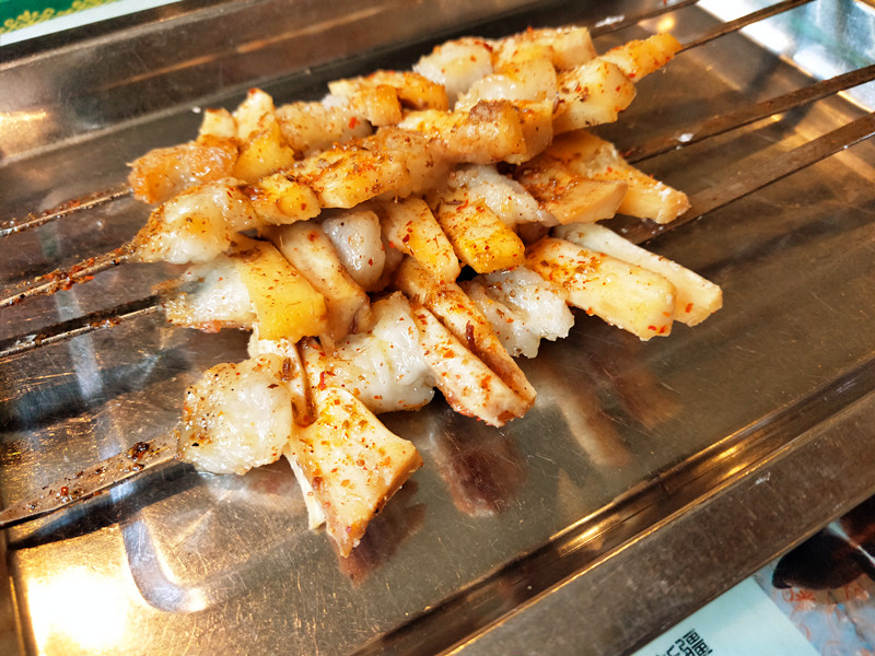 外媒首推京城*疆新**菜餐厅，东四胡同里的弯弯月亮