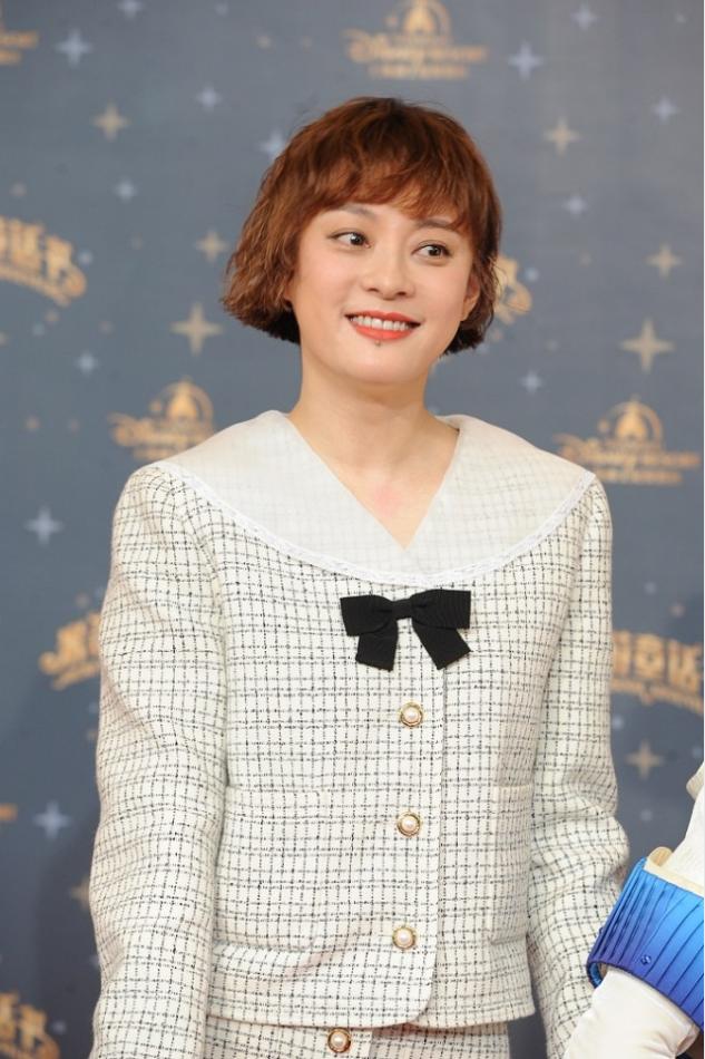 孙俪穿搭减龄半身裙短发长腿,孙俪的新发型减龄又甜