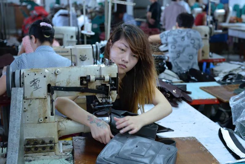 他用20年，拍下了流水线上的一代“打工人”