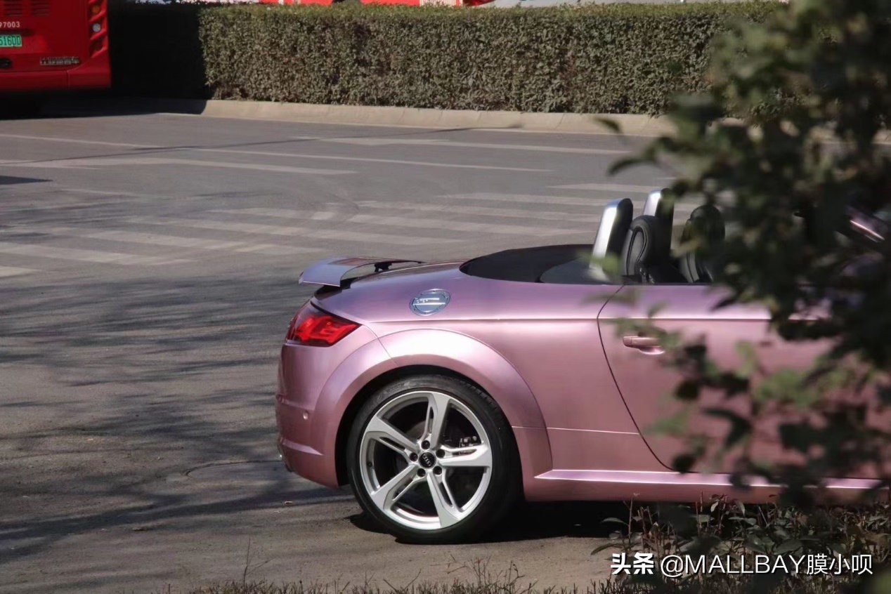 奥迪tt渐变白变粉,奥迪tt粉红色
