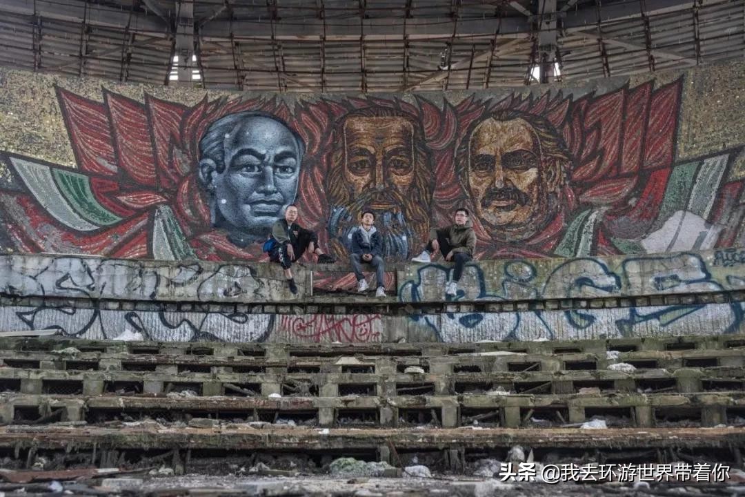 三个人一辆面包车环游世界,3个小伙开面包车