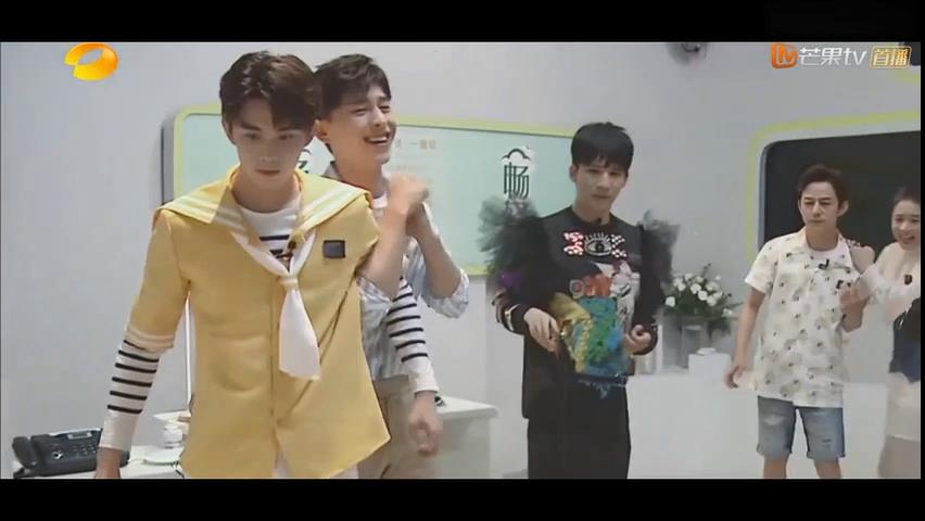 邓伦可爱集锦,面膜伦,傻鸟伦,看了让你心情好起来的小奶伦