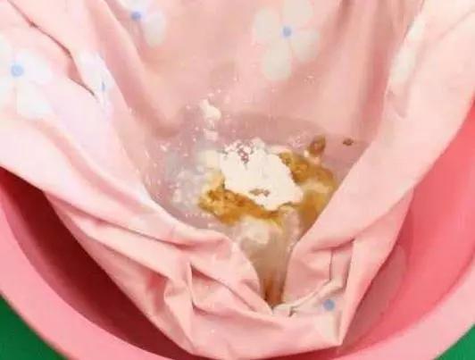 床单“汗黄”了别用洗衣粉洗！老保姆教你1法，泡完再洗清洁如新