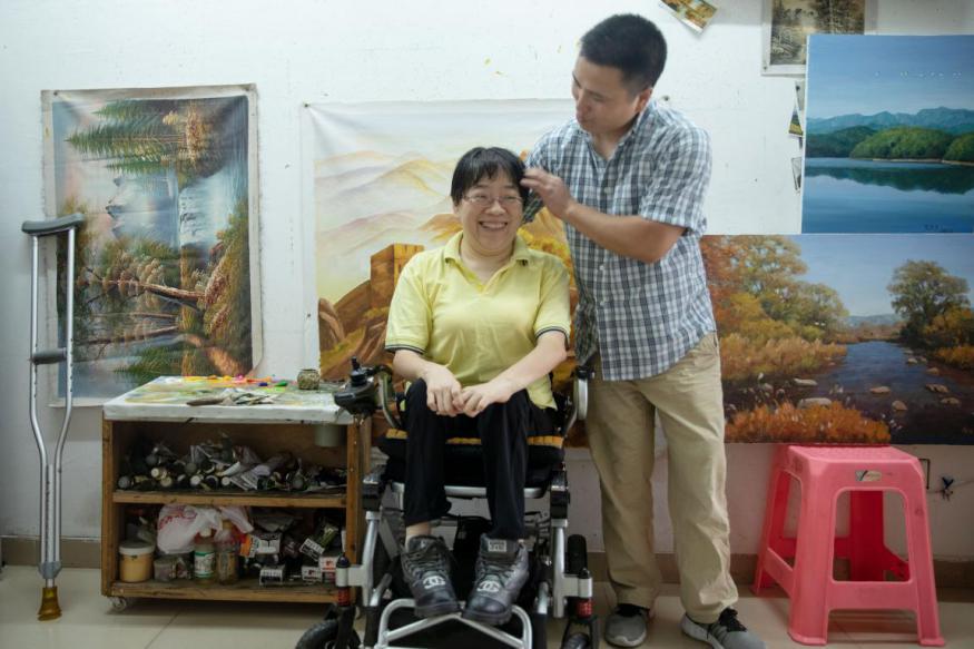 「真实故事」我们是残疾人，在深圳大芬村画画，有一天要做中国梵高