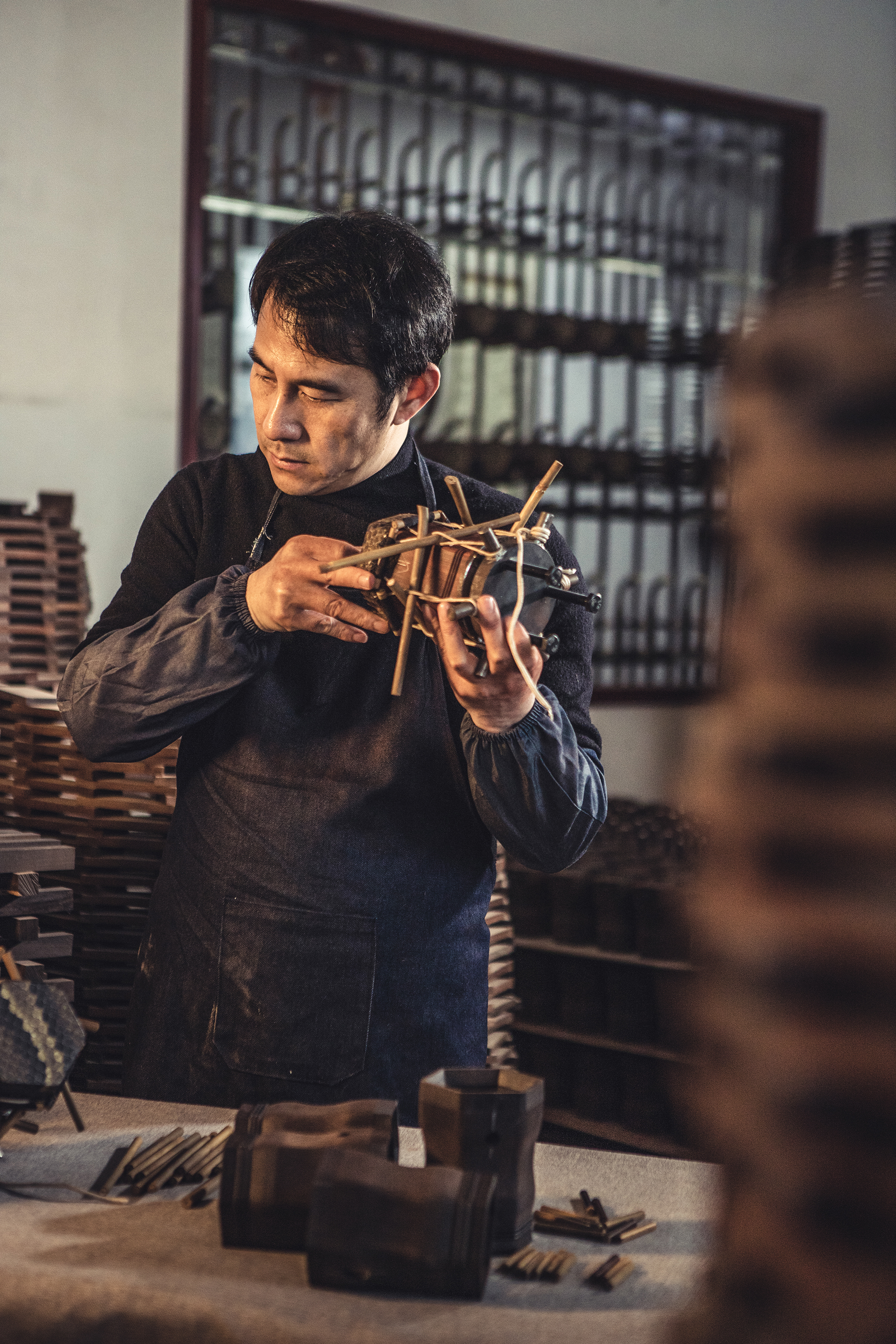 「汉韵二胡」二胡厂家揭秘：传统工艺老红木二胡的纯手工制作工序