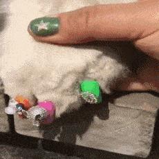 回家的路上看到这么多钱,背包都装不下啊,现在该怎么办