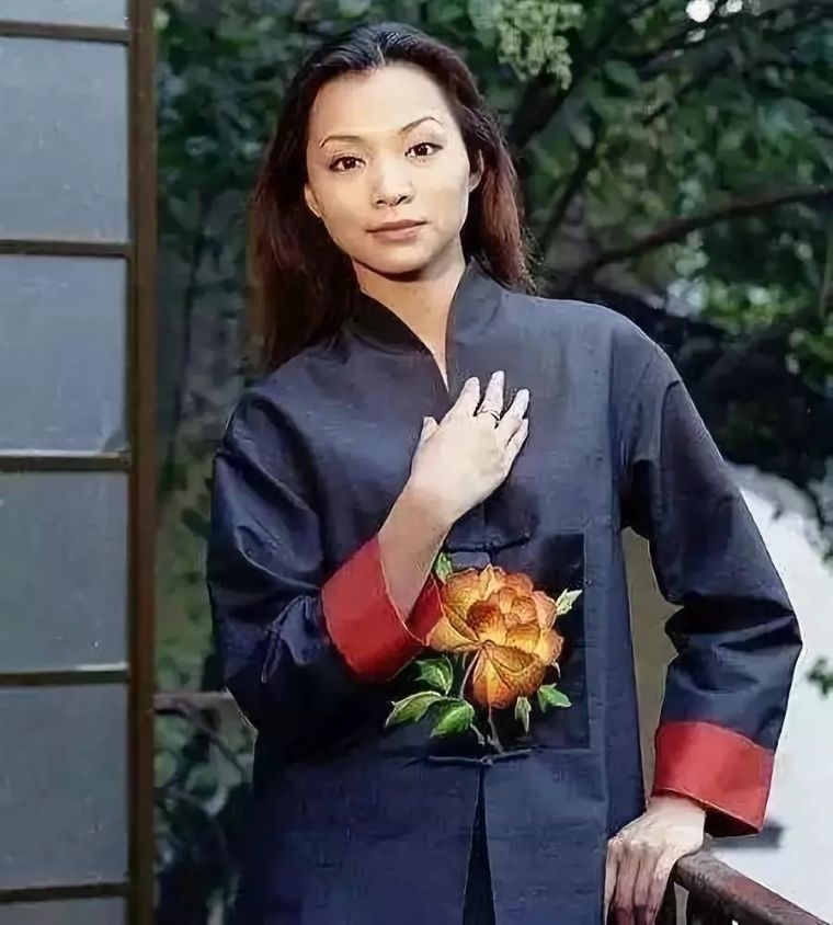 央视一姐董卿每月工资曝光合适吗,董卿一月工资