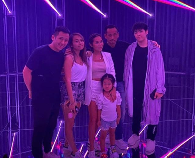 洗米嫂疯狂撸铁练肌肉，身材健美很壮硕，要给老公当保镖？