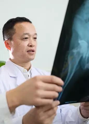 市中医院开展义诊,20多位医疗专家广场义诊