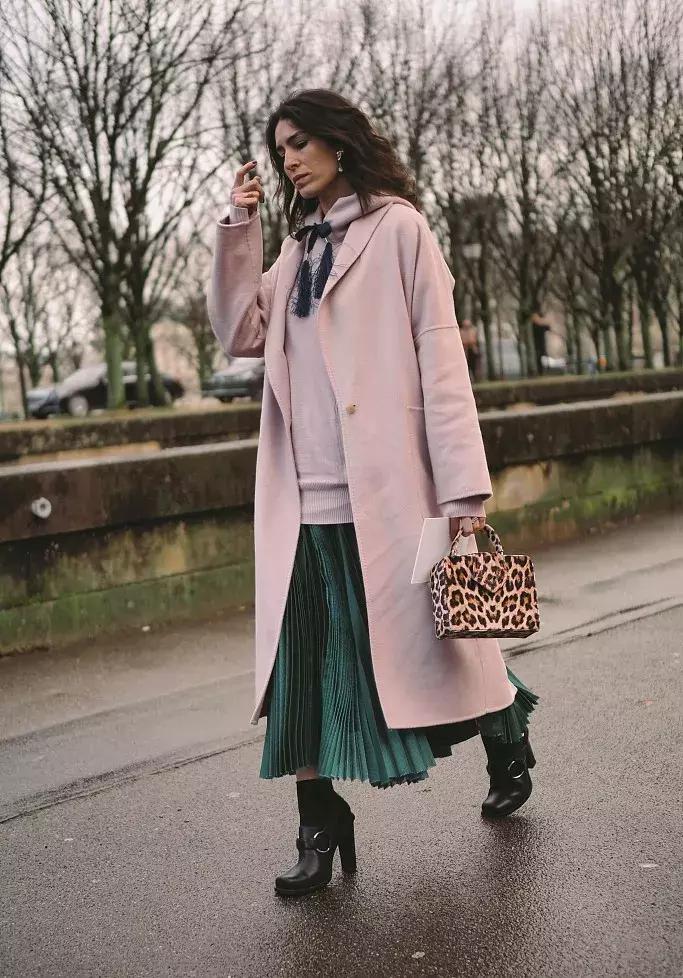 经典大衣的多种时髦穿法,裙摆大衣怎么穿好看