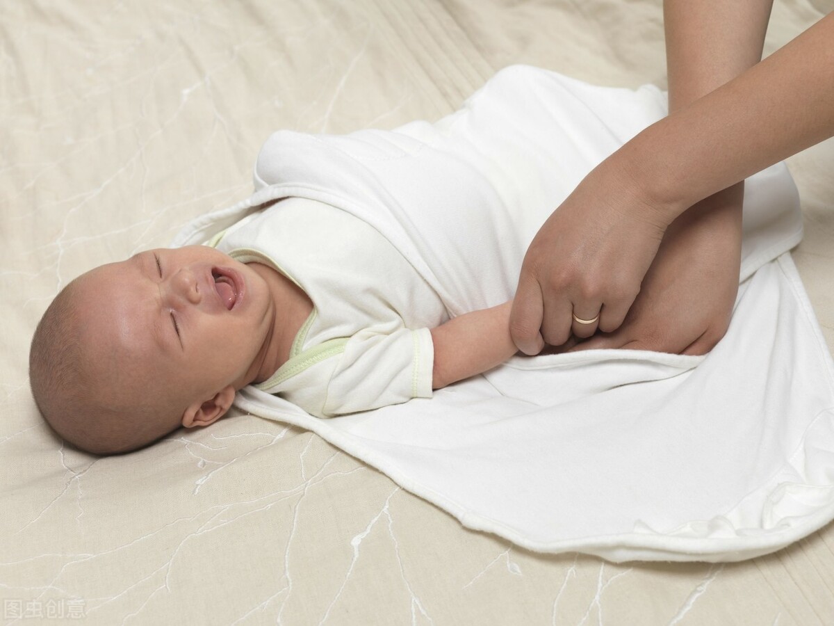 新生儿裹襁褓反而睡不好,新生儿裹襁褓作用