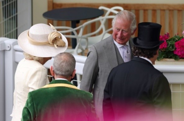 马克龙真暖心,帮布丽吉特整理领口怕走光,真爱程度不亚于查尔斯