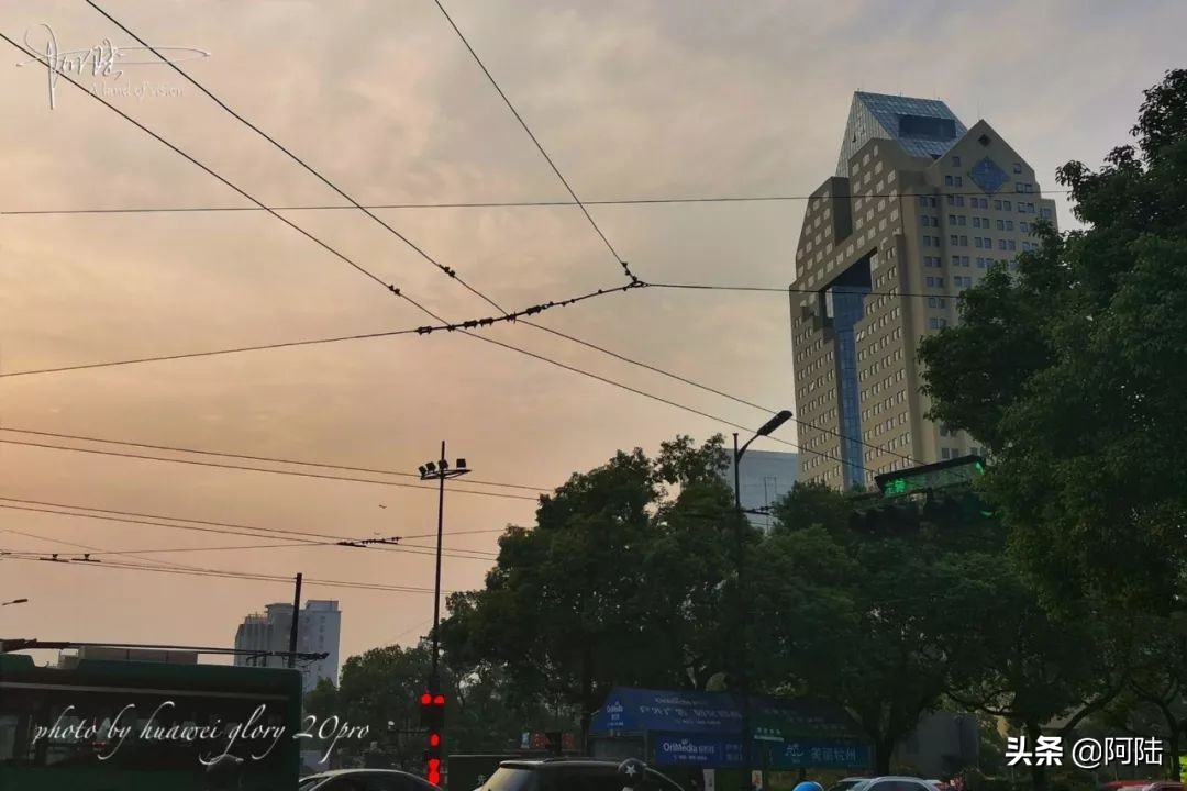 杭州还有带辫子的电车吗,杭州街上电线