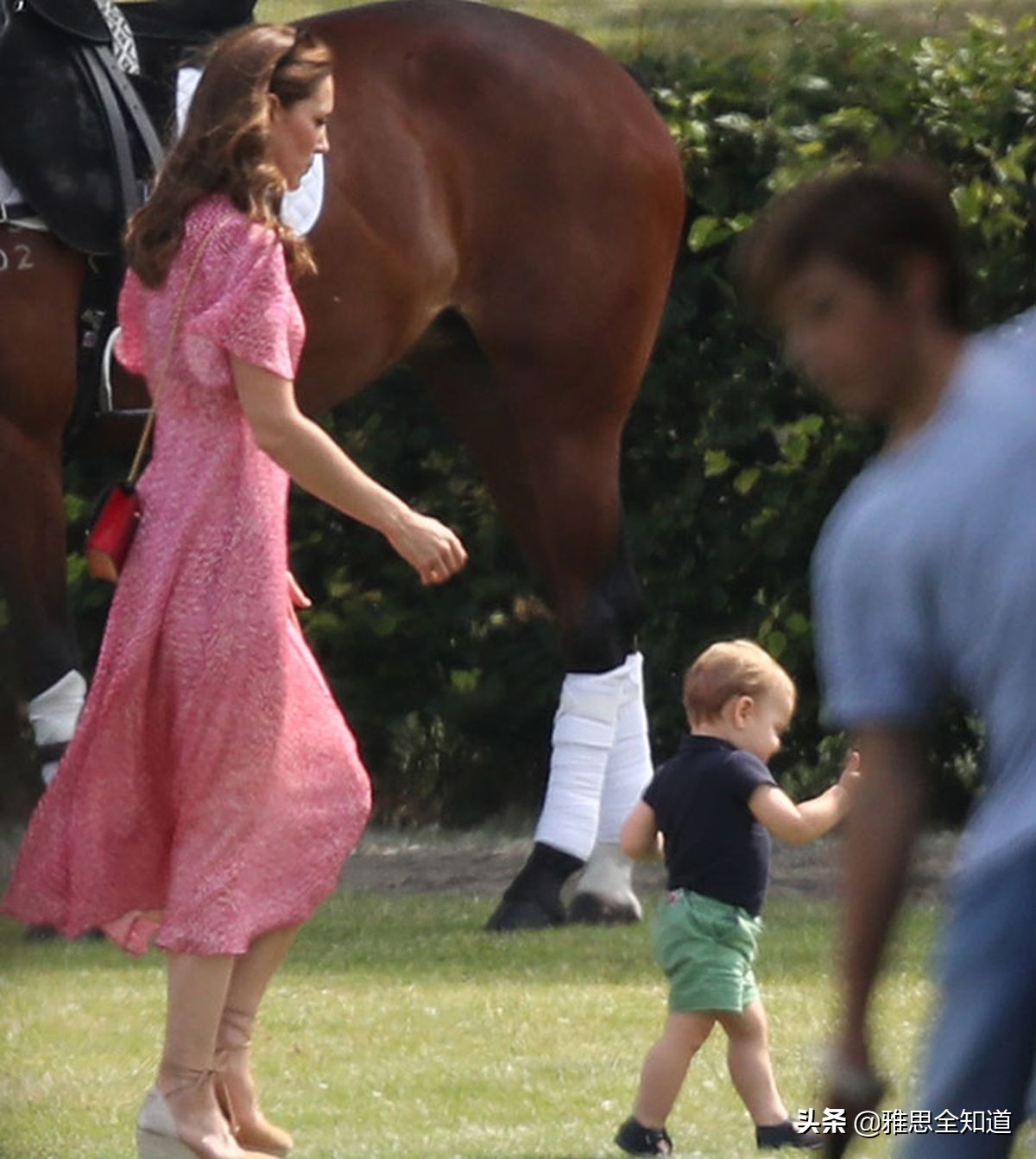 凯特王妃威廉王子和孩子互动,英国王室凯特王妃跟小孩互动
